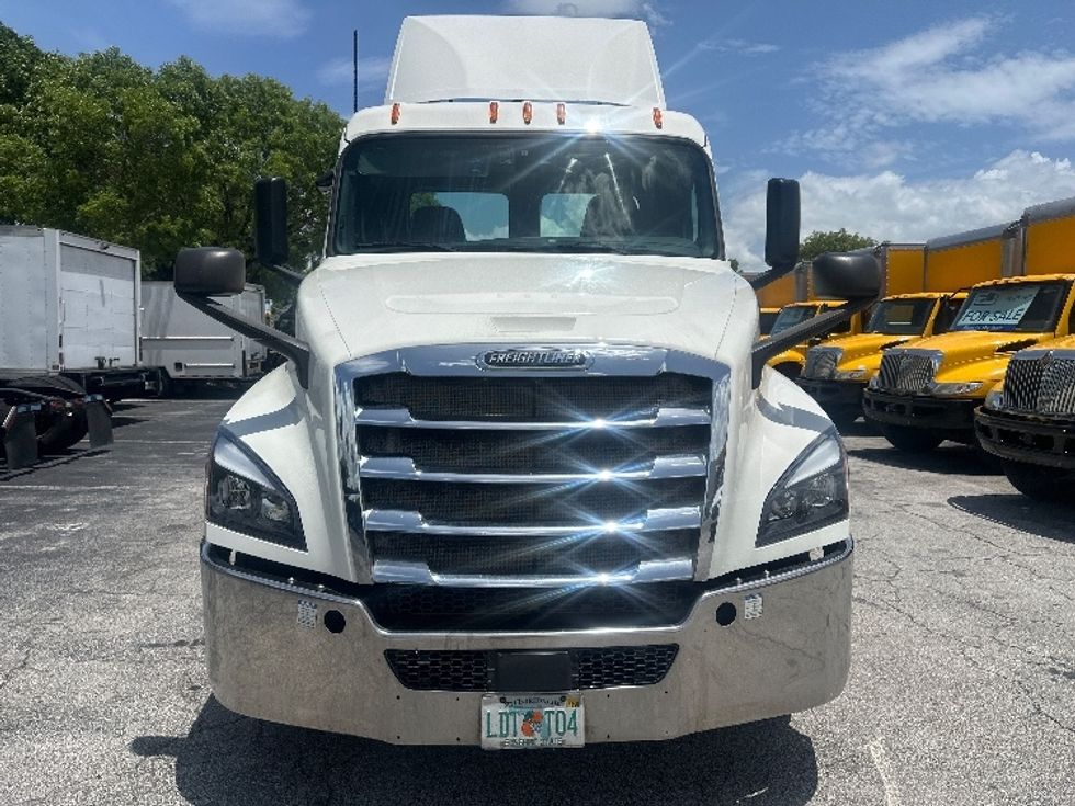 Day Cab Tractor-Heavy Duty Tractors-Freightliner-2019-T12642ST-Medley-FL-403,133\n\t\tmiles-$ 36,000 - Image 2