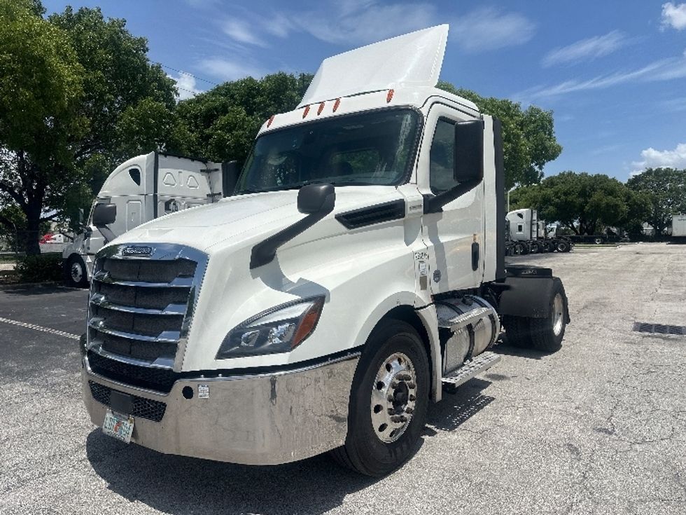Day Cab Tractor-Heavy Duty Tractors-Freightliner-2019-T12642ST-Medley-FL-403,133\n\t\tmiles-$ 36,000 - Image 3