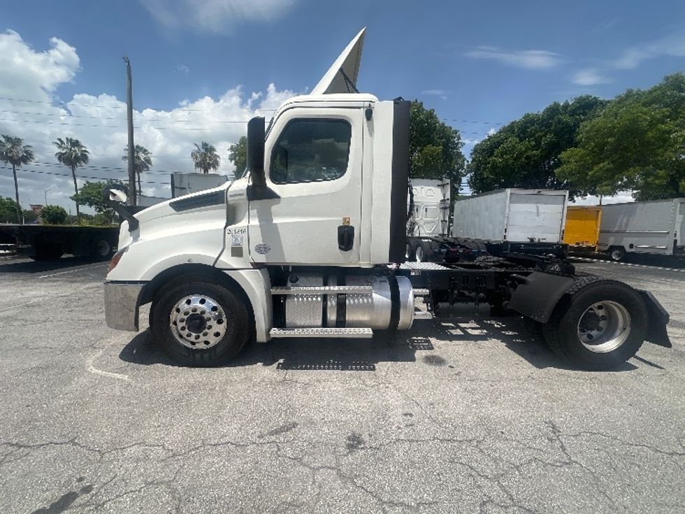 Day Cab Tractor-Heavy Duty Tractors-Freightliner-2019-T12642ST-Medley-FL-403,133\n\t\tmiles-$ 36,000 - Image 4