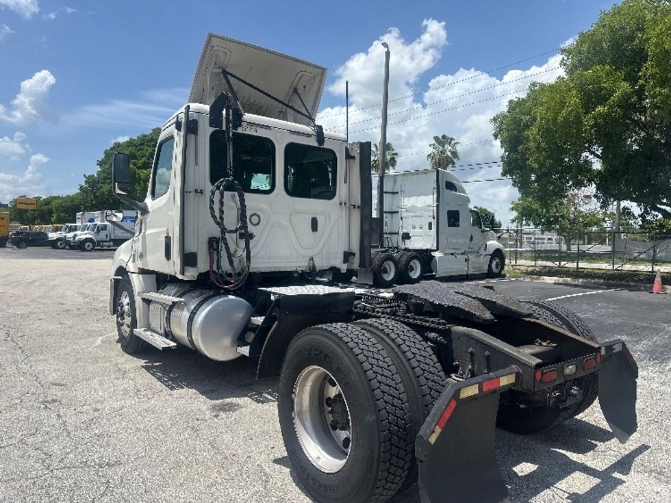 Day Cab Tractor-Heavy Duty Tractors-Freightliner-2019-T12642ST-Medley-FL-403,133\n\t\tmiles-$ 36,000 - Image 5