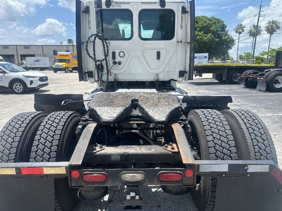 Day Cab Tractor-Heavy Duty Tractors-Freightliner-2019-T12642ST-Medley-FL-403,133\n\t\tmiles-$ 36,000 - Image 6