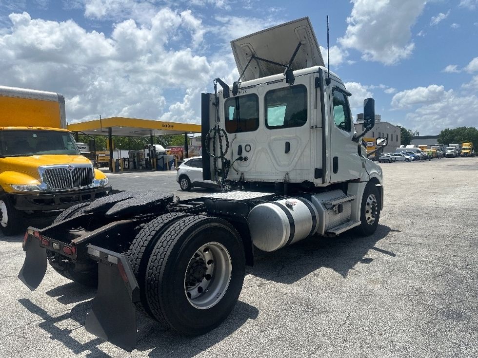 Day Cab Tractor-Heavy Duty Tractors-Freightliner-2019-T12642ST-Medley-FL-403,133\n\t\tmiles-$ 36,000 - Image 7