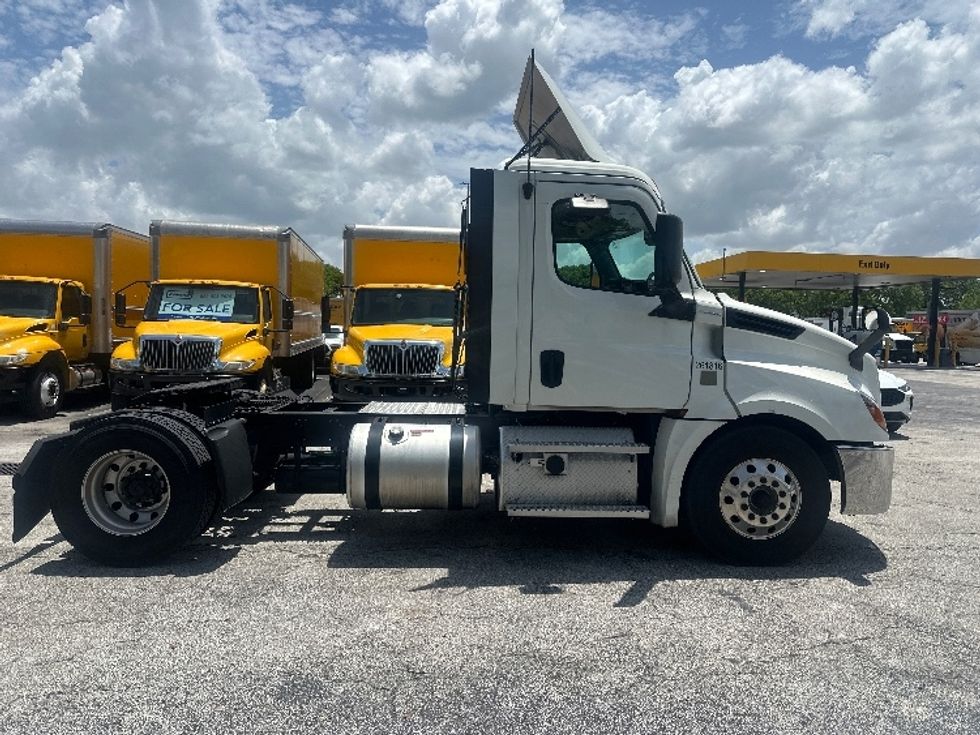 Day Cab Tractor-Heavy Duty Tractors-Freightliner-2019-T12642ST-Medley-FL-403,133\n\t\tmiles-$ 36,000 - Image 8