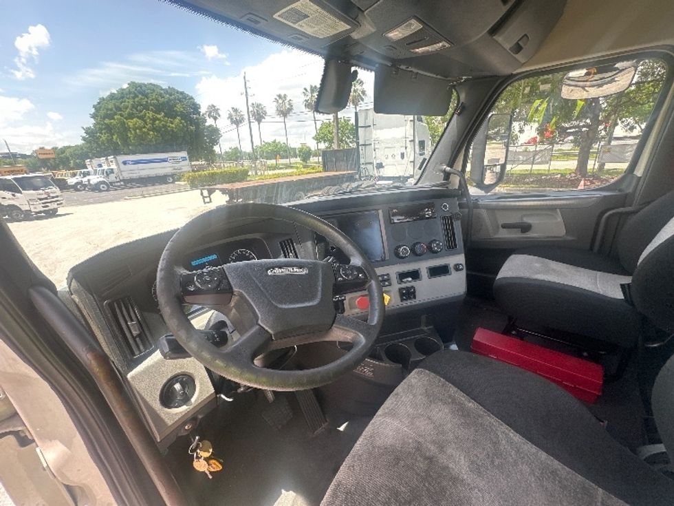 Day Cab Tractor-Heavy Duty Tractors-Freightliner-2019-T12642ST-Medley-FL-403,133\n\t\tmiles-$ 36,000 - Image 9