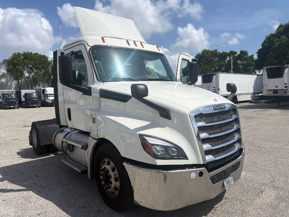 Day Cab Tractor-Heavy Duty Tractors-Freightliner-2019-T12642ST-Medley-FL-506,699\n\t\tmiles-$ 27,000 - Image 1