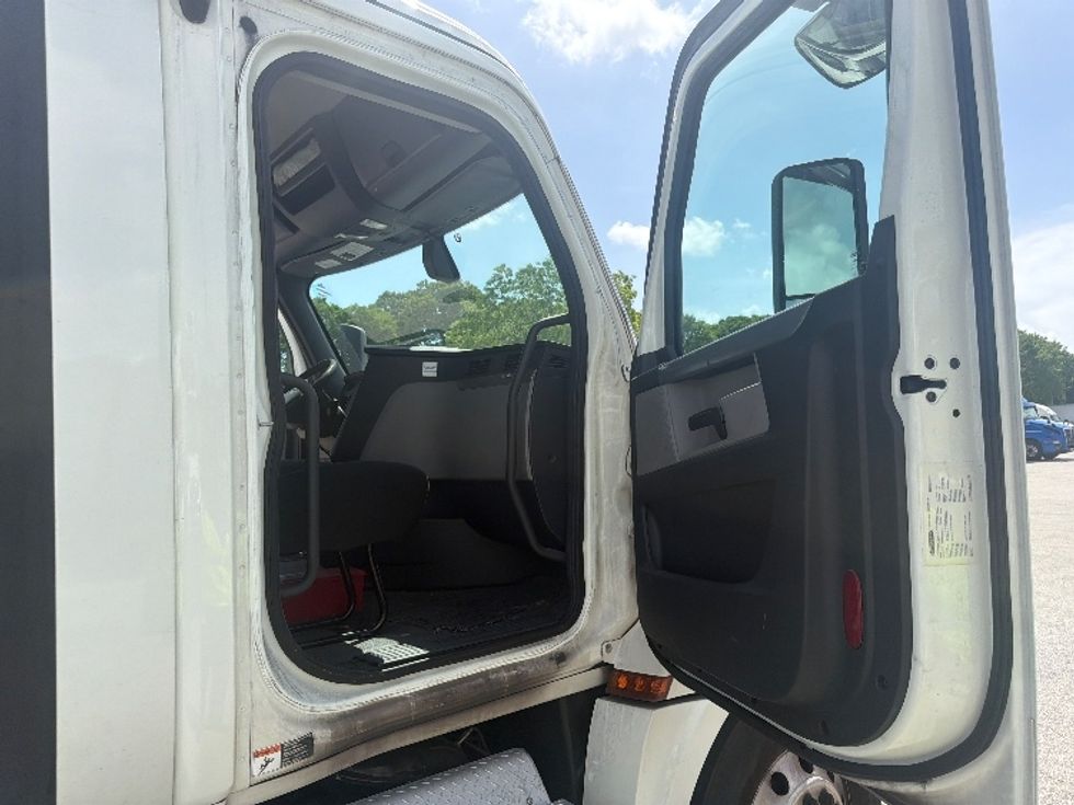 Day Cab Tractor-Heavy Duty Tractors-Freightliner-2019-T12642ST-Medley-FL-506,699\n\t\tmiles-$ 27,000 - Image 12