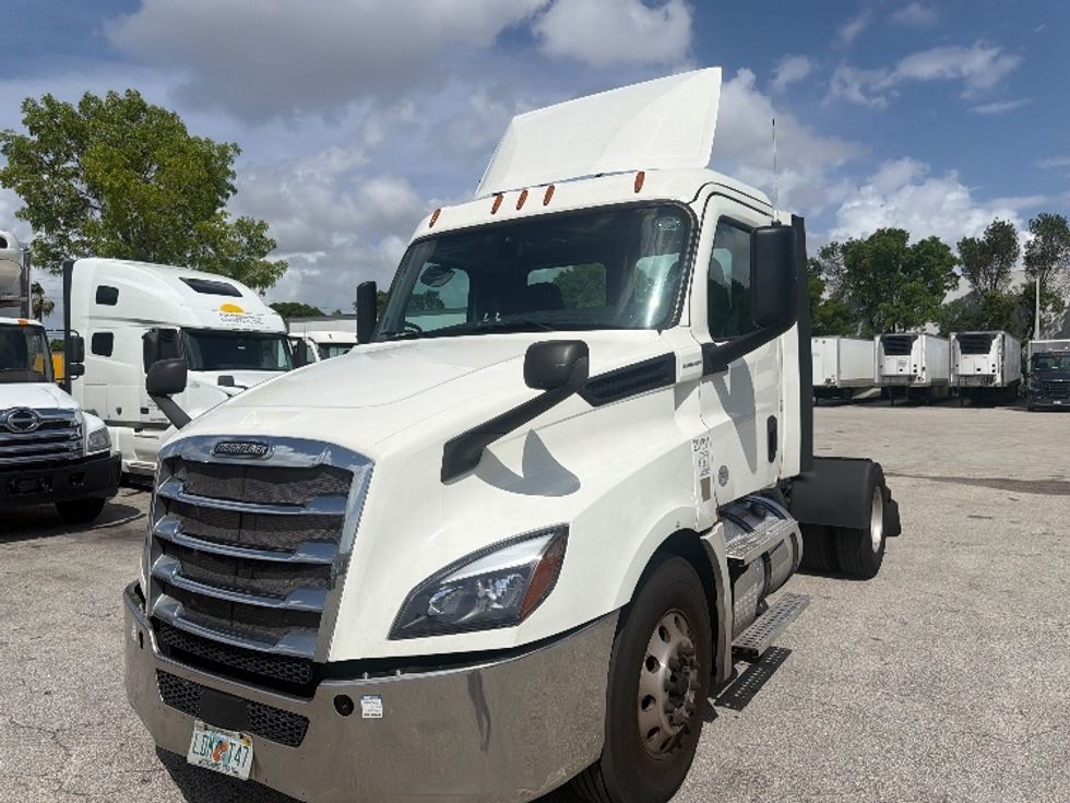 Day Cab Tractor-Heavy Duty Tractors-Freightliner-2019-T12642ST-Medley-FL-506,699\n\t\tmiles-$ 27,000 - Image 3