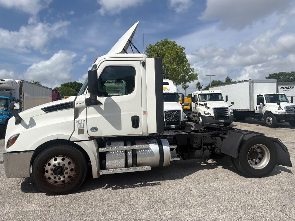 Day Cab Tractor-Heavy Duty Tractors-Freightliner-2019-T12642ST-Medley-FL-506,699\n\t\tmiles-$ 27,000 - Image 4