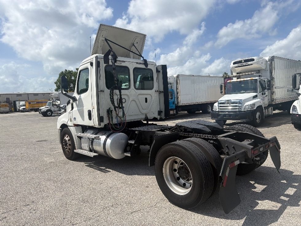 Day Cab Tractor-Heavy Duty Tractors-Freightliner-2019-T12642ST-Medley-FL-506,699\n\t\tmiles-$ 27,000 - Image 5