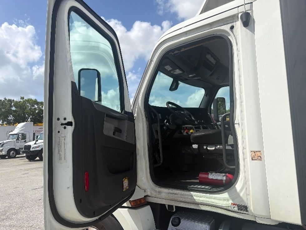 Day Cab Tractor-Heavy Duty Tractors-Freightliner-2019-T12642ST-Medley-FL-506,699\n\t\tmiles-$ 27,000 - Image 9