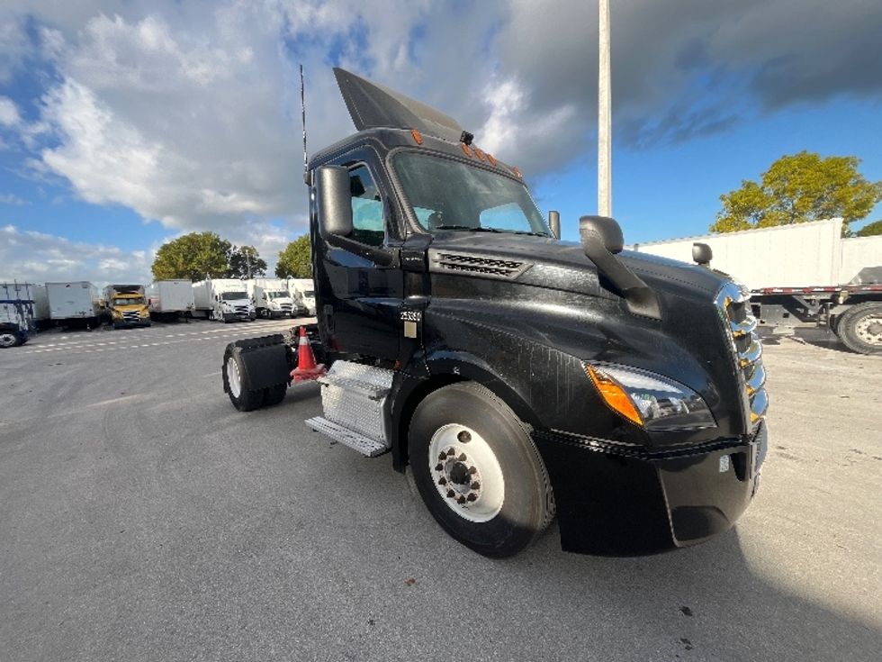 Day Cab Tractor-Heavy Duty Tractors-Freightliner-2019-T12642ST-Medley-FL-86,654\n\t\tmiles-$ 50,250 - Image 1