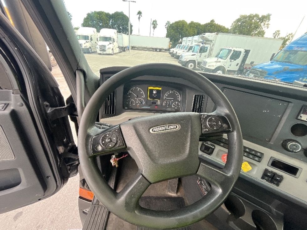 Day Cab Tractor-Heavy Duty Tractors-Freightliner-2019-T12642ST-Medley-FL-86,654\n\t\tmiles-$ 50,250 - Image 11