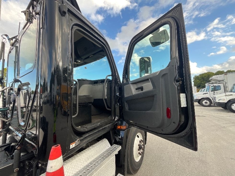 Day Cab Tractor-Heavy Duty Tractors-Freightliner-2019-T12642ST-Medley-FL-86,654\n\t\tmiles-$ 50,250 - Image 12