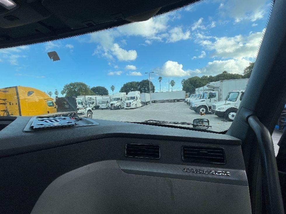 Day Cab Tractor-Heavy Duty Tractors-Freightliner-2019-T12642ST-Medley-FL-86,654\n\t\tmiles-$ 50,250 - Image 13