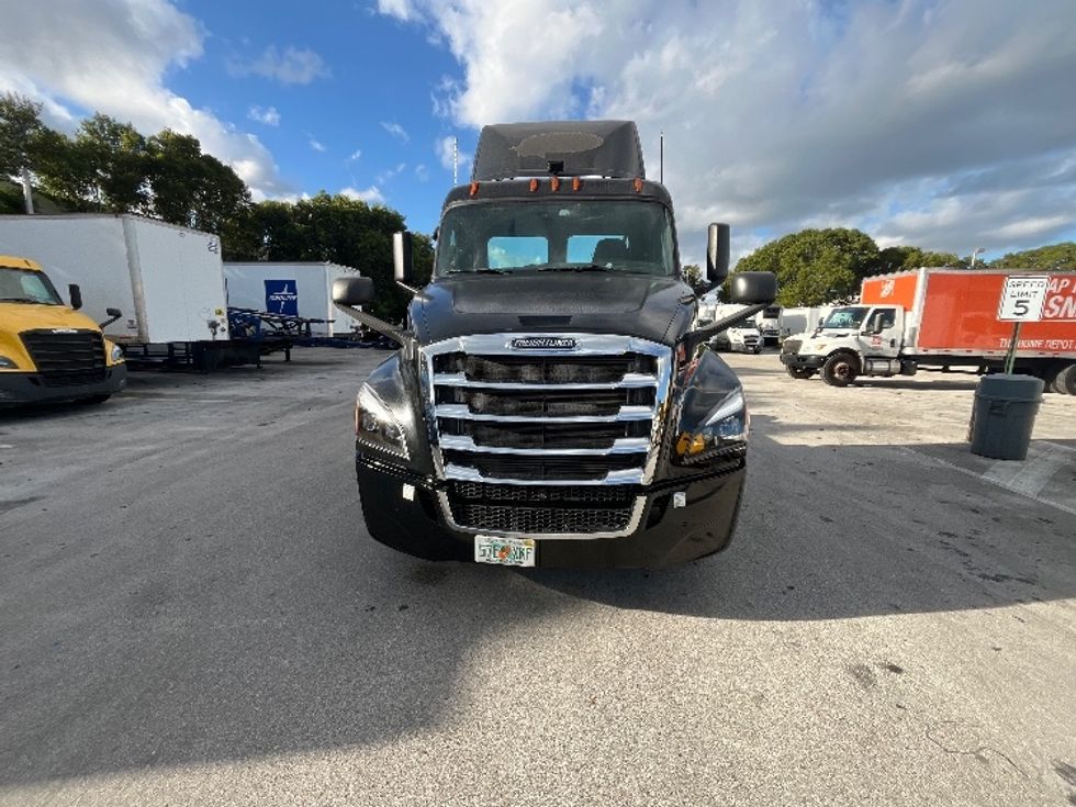 Day Cab Tractor-Heavy Duty Tractors-Freightliner-2019-T12642ST-Medley-FL-86,654\n\t\tmiles-$ 50,250 - Image 2