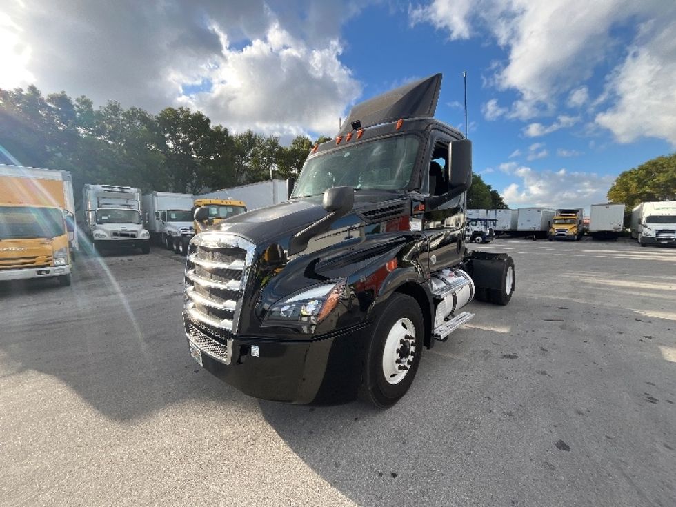 Day Cab Tractor-Heavy Duty Tractors-Freightliner-2019-T12642ST-Medley-FL-86,654\n\t\tmiles-$ 50,250 - Image 3