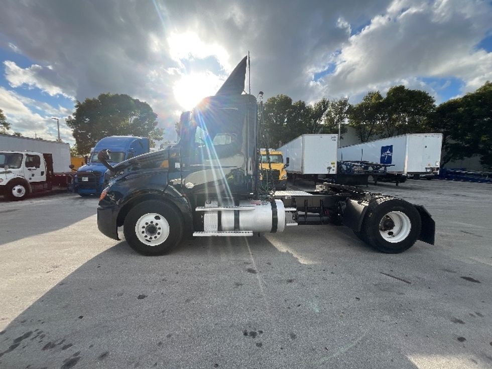 Day Cab Tractor-Heavy Duty Tractors-Freightliner-2019-T12642ST-Medley-FL-86,654\n\t\tmiles-$ 50,250 - Image 4