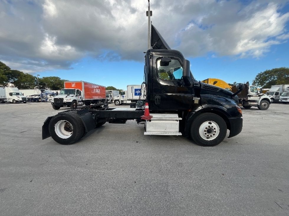 Day Cab Tractor-Heavy Duty Tractors-Freightliner-2019-T12642ST-Medley-FL-86,654\n\t\tmiles-$ 50,250 - Image 8