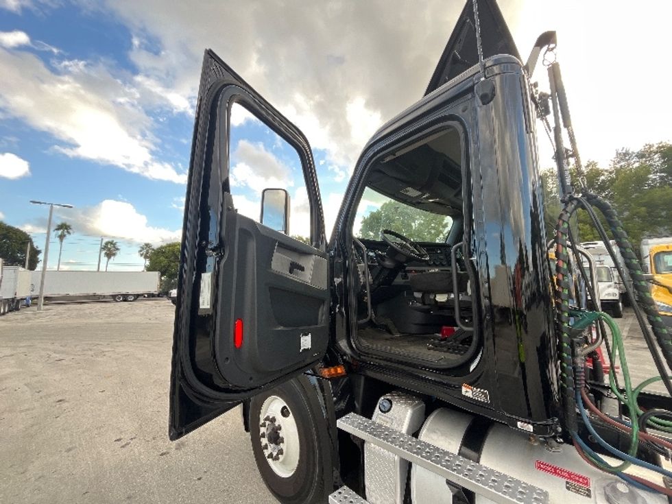 Day Cab Tractor-Heavy Duty Tractors-Freightliner-2019-T12642ST-Medley-FL-86,654\n\t\tmiles-$ 50,250 - Image 9