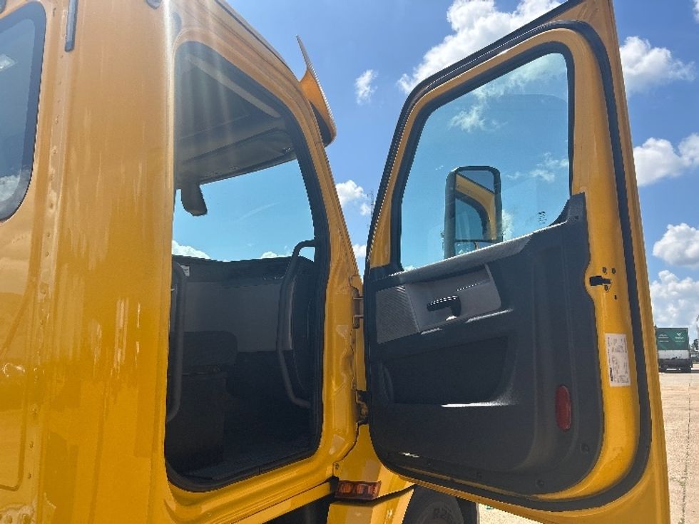 Day Cab Tractor-Heavy Duty Tractors-Freightliner-2019-T12642ST-Memphis-TN-388,042\n\t\tmiles-$ 36,500 - Image 12