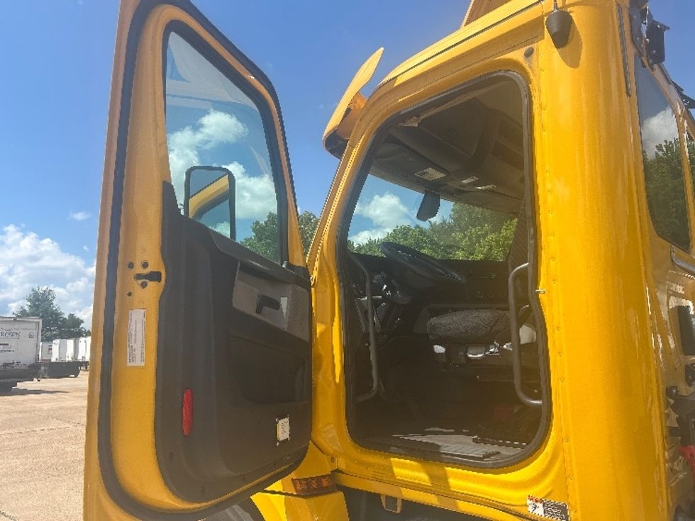 Day Cab Tractor-Heavy Duty Tractors-Freightliner-2019-T12642ST-Memphis-TN-388,042\n\t\tmiles-$ 36,500 - Image 9