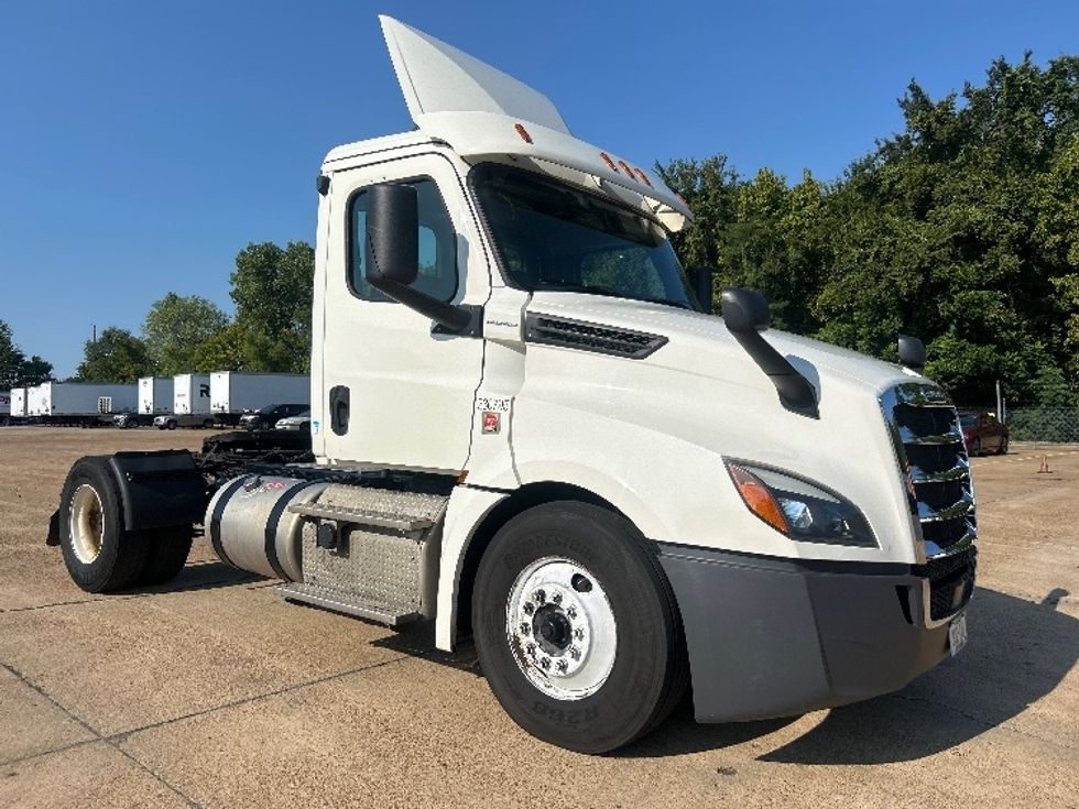 Day Cab Tractor-Heavy Duty Tractors-Freightliner-2019-T12642ST-Memphis-TN-556,931\n\t\tmiles-$ 30,750 - Image 1