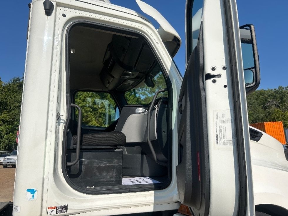 Day Cab Tractor-Heavy Duty Tractors-Freightliner-2019-T12642ST-Memphis-TN-556,931\n\t\tmiles-$ 30,750 - Image 12