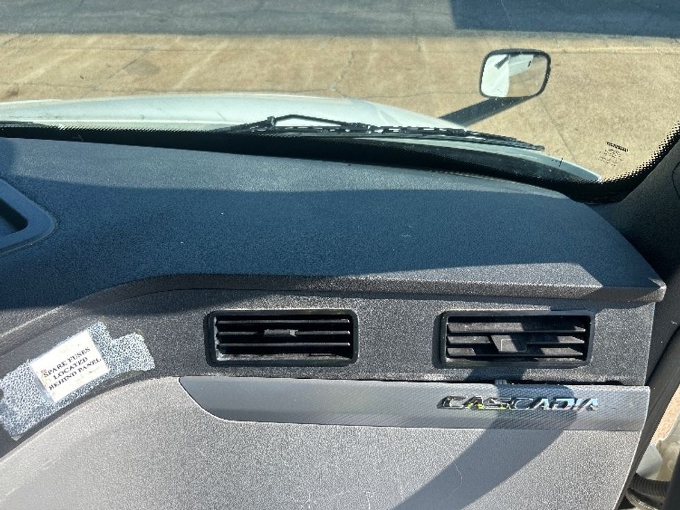 Day Cab Tractor-Heavy Duty Tractors-Freightliner-2019-T12642ST-Memphis-TN-556,931\n\t\tmiles-$ 30,750 - Image 13