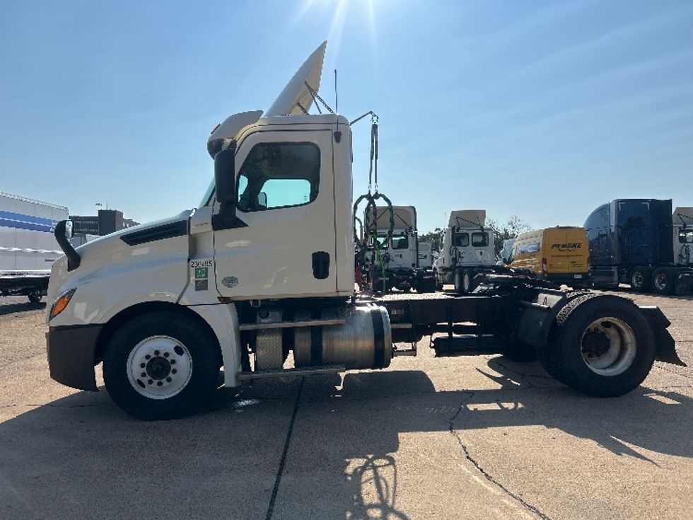 Day Cab Tractor-Heavy Duty Tractors-Freightliner-2019-T12642ST-Memphis-TN-556,931\n\t\tmiles-$ 30,750 - Image 4