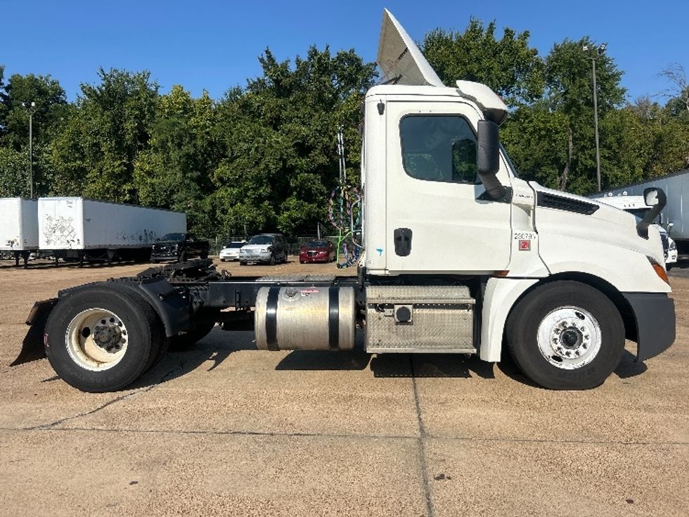 Day Cab Tractor-Heavy Duty Tractors-Freightliner-2019-T12642ST-Memphis-TN-556,931\n\t\tmiles-$ 30,750 - Image 8