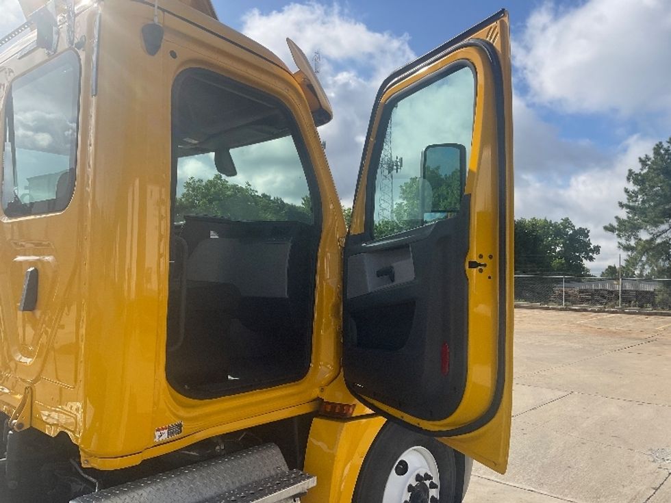 Day Cab Tractor-Heavy Duty Tractors-Freightliner-2019-T12642ST-Memphis-TN-580,136\n\t\tmiles-$ 24,750 - Image 12