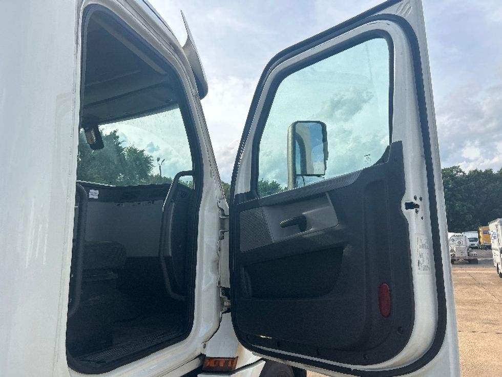 Day Cab Tractor-Heavy Duty Tractors-Freightliner-2019-T12642ST-Memphis-TN-606,037\n\t\tmiles-$ 27,500 - Image 12