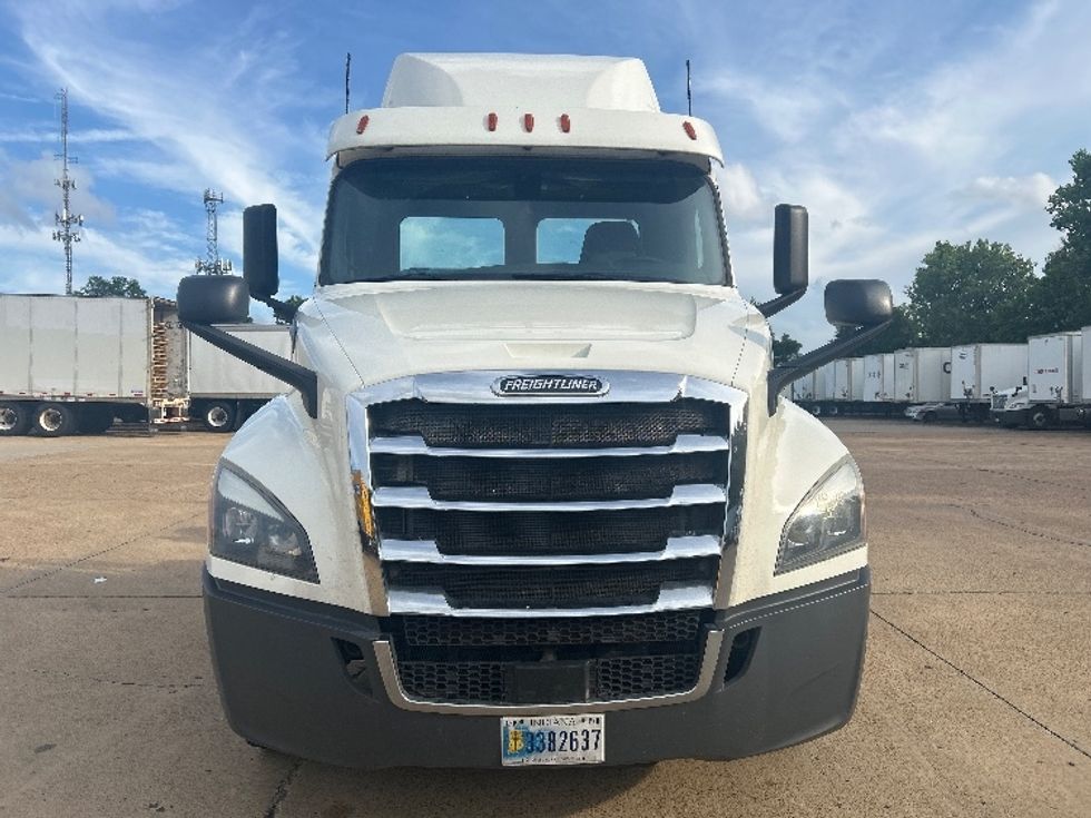2019 Freightliner Cascadia 126" Day cab photo 2