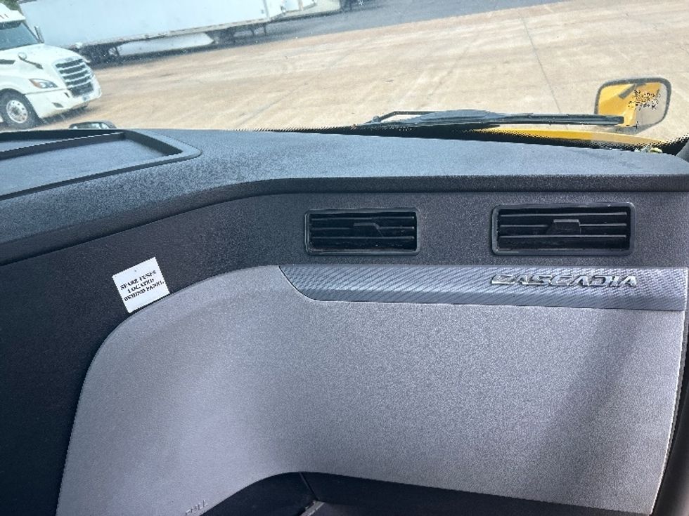 Day Cab Tractor-Heavy Duty Tractors-Freightliner-2019-T12642ST-Memphis-TN-742,628\n\t\tmiles-$ 22,500 - Image 13