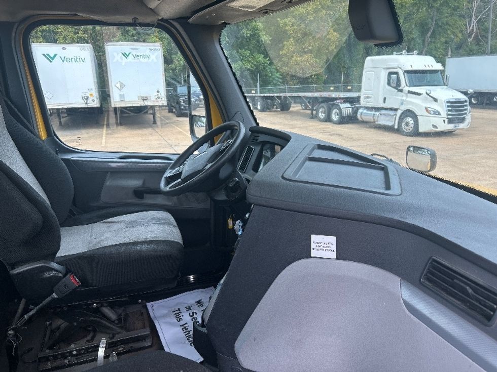 Day Cab Tractor-Heavy Duty Tractors-Freightliner-2019-T12642ST-Memphis-TN-742,628\n\t\tmiles-$ 22,500 - Image 14