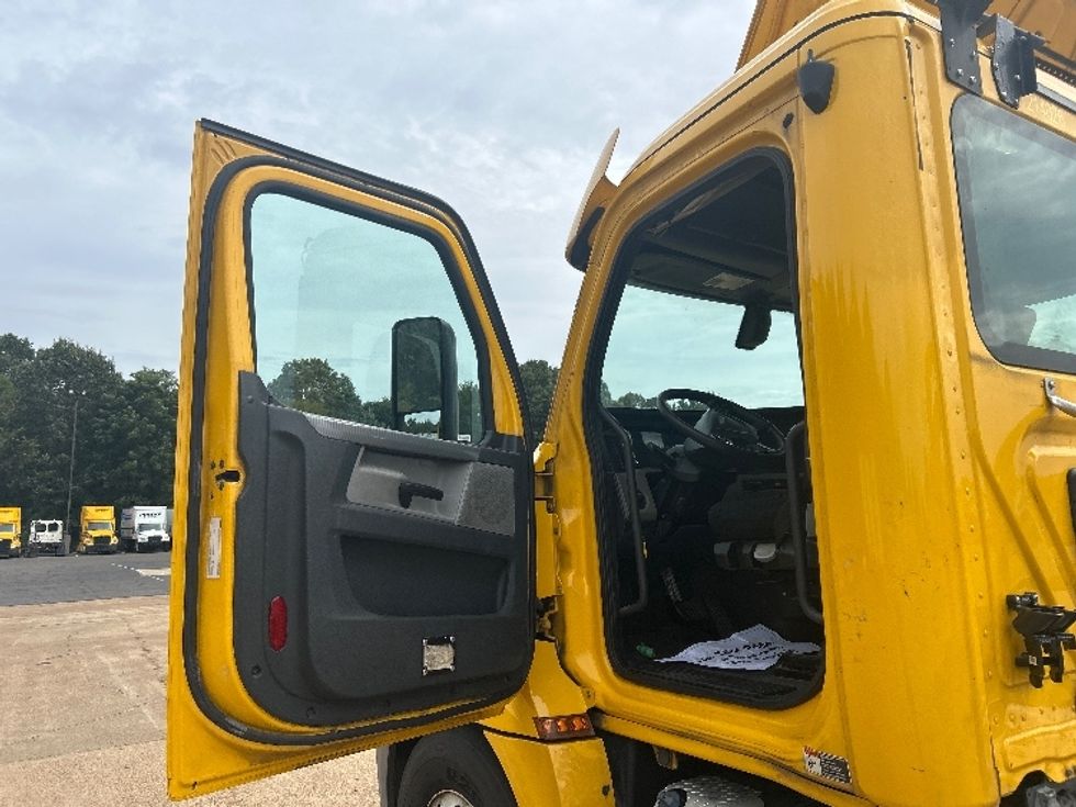 Day Cab Tractor-Heavy Duty Tractors-Freightliner-2019-T12642ST-Memphis-TN-742,628\n\t\tmiles-$ 22,500 - Image 9