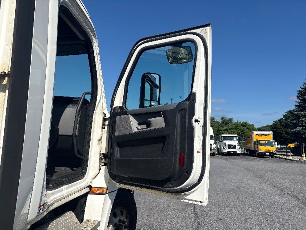 Day Cab Tractor-Heavy Duty Tractors-Freightliner-2019-T12642ST-Montgomery-NY-381,269\n\t\tmiles-$ 36,750 - Image 11