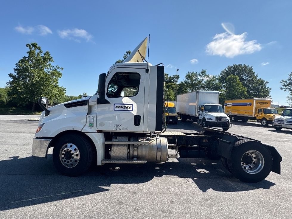 Day Cab Tractor-Heavy Duty Tractors-Freightliner-2019-T12642ST-Montgomery-NY-381,269\n\t\tmiles-$ 36,750 - Image 4