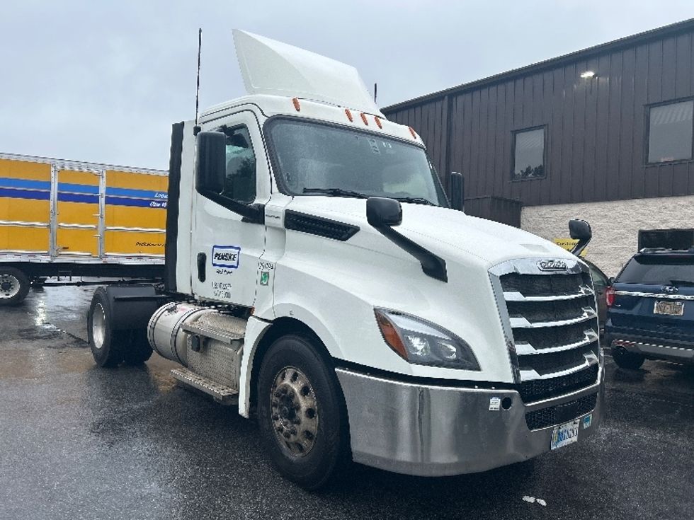 Day Cab Tractor-Heavy Duty Tractors-Freightliner-2019-T12642ST-Montgomery-NY-392,320\n\t\tmiles-$ 36,250 - Image 1