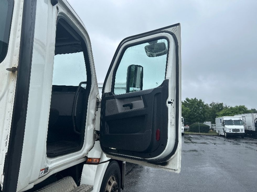 Day Cab Tractor-Heavy Duty Tractors-Freightliner-2019-T12642ST-Montgomery-NY-392,320\n\t\tmiles-$ 36,250 - Image 12