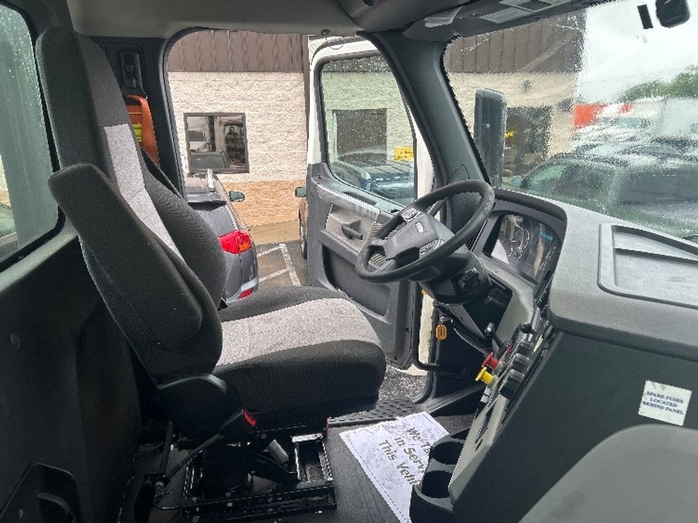 Day Cab Tractor-Heavy Duty Tractors-Freightliner-2019-T12642ST-Montgomery-NY-392,320\n\t\tmiles-$ 36,250 - Image 14