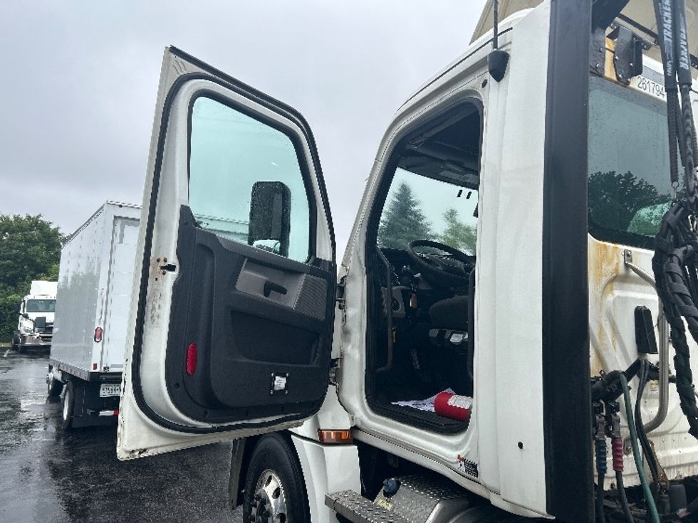 Day Cab Tractor-Heavy Duty Tractors-Freightliner-2019-T12642ST-Montgomery-NY-392,320\n\t\tmiles-$ 36,250 - Image 9