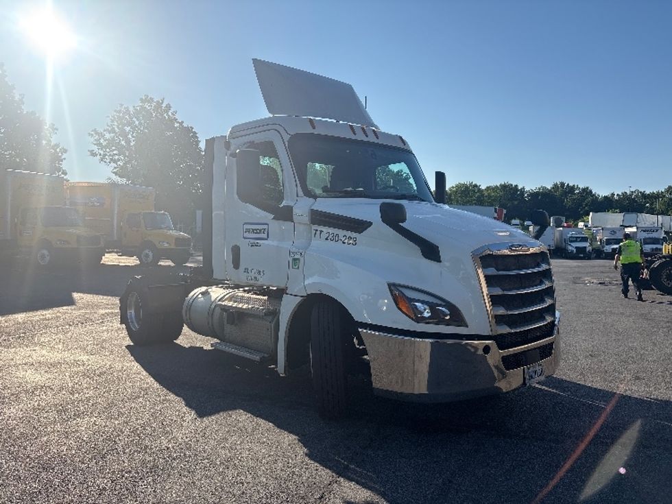 Day Cab Tractor-Heavy Duty Tractors-Freightliner-2019-T12642ST-Montgomery-NY-393,083\n\t\tmiles-$ 36,250 - Image 1