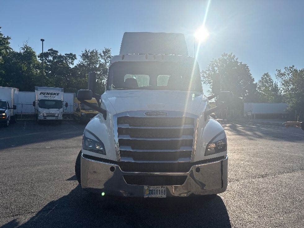 Day Cab Tractor-Heavy Duty Tractors-Freightliner-2019-T12642ST-Montgomery-NY-393,083\n\t\tmiles-$ 36,250 - Image 2
