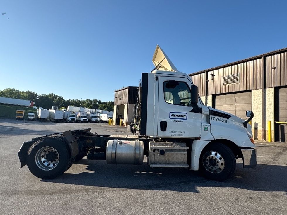 Day Cab Tractor-Heavy Duty Tractors-Freightliner-2019-T12642ST-Montgomery-NY-393,083\n\t\tmiles-$ 36,250 - Image 8