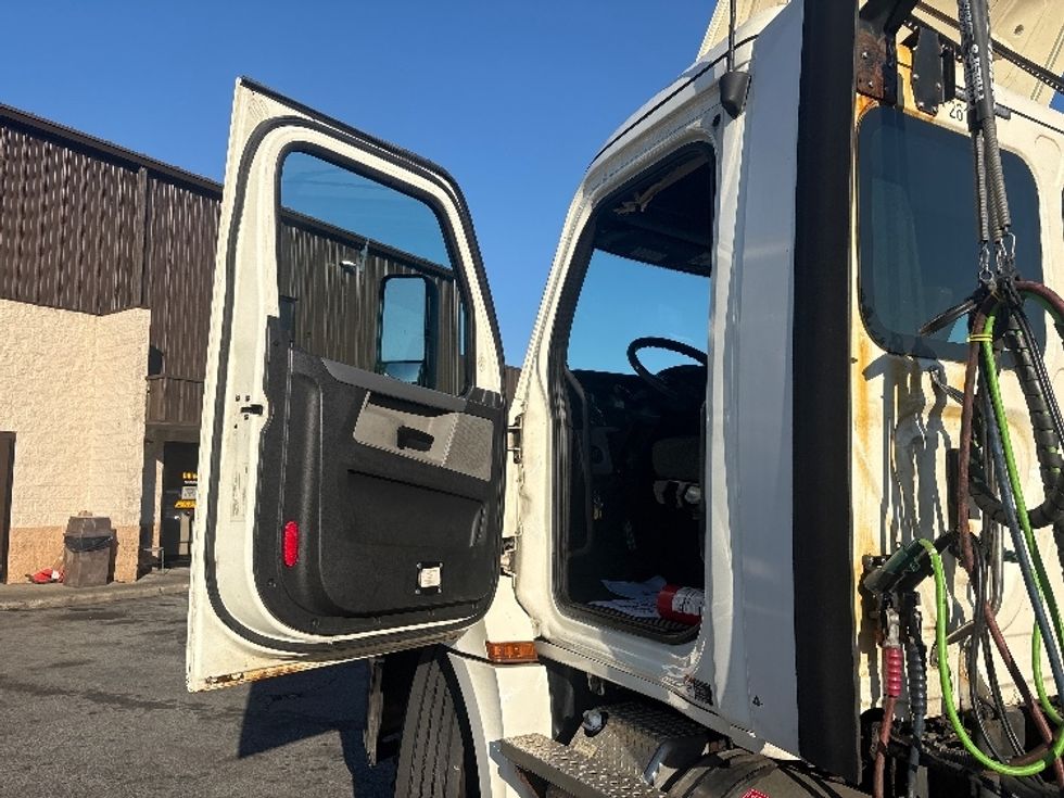 Day Cab Tractor-Heavy Duty Tractors-Freightliner-2019-T12642ST-Montgomery-NY-393,083\n\t\tmiles-$ 36,250 - Image 9