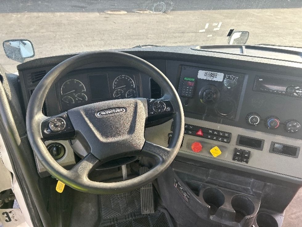 Day Cab Tractor-Heavy Duty Tractors-Freightliner-2019-T12642ST-Montgomery-NY-418,113\n\t\tmiles-$ 35,000 - Image 11