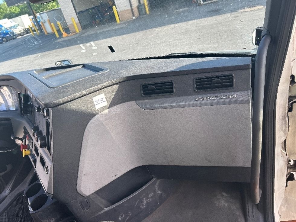 Day Cab Tractor-Heavy Duty Tractors-Freightliner-2019-T12642ST-Montgomery-NY-418,113\n\t\tmiles-$ 35,000 - Image 13