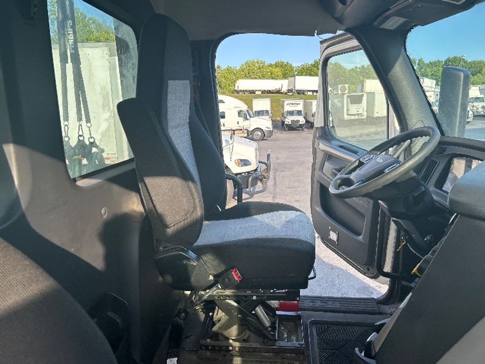 Day Cab Tractor-Heavy Duty Tractors-Freightliner-2019-T12642ST-Montgomery-NY-418,113\n\t\tmiles-$ 35,000 - Image 14