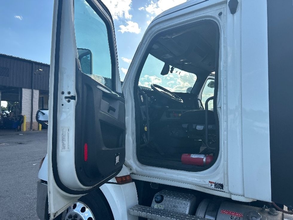 Day Cab Tractor-Heavy Duty Tractors-Freightliner-2019-T12642ST-Montgomery-NY-418,113\n\t\tmiles-$ 35,000 - Image 9